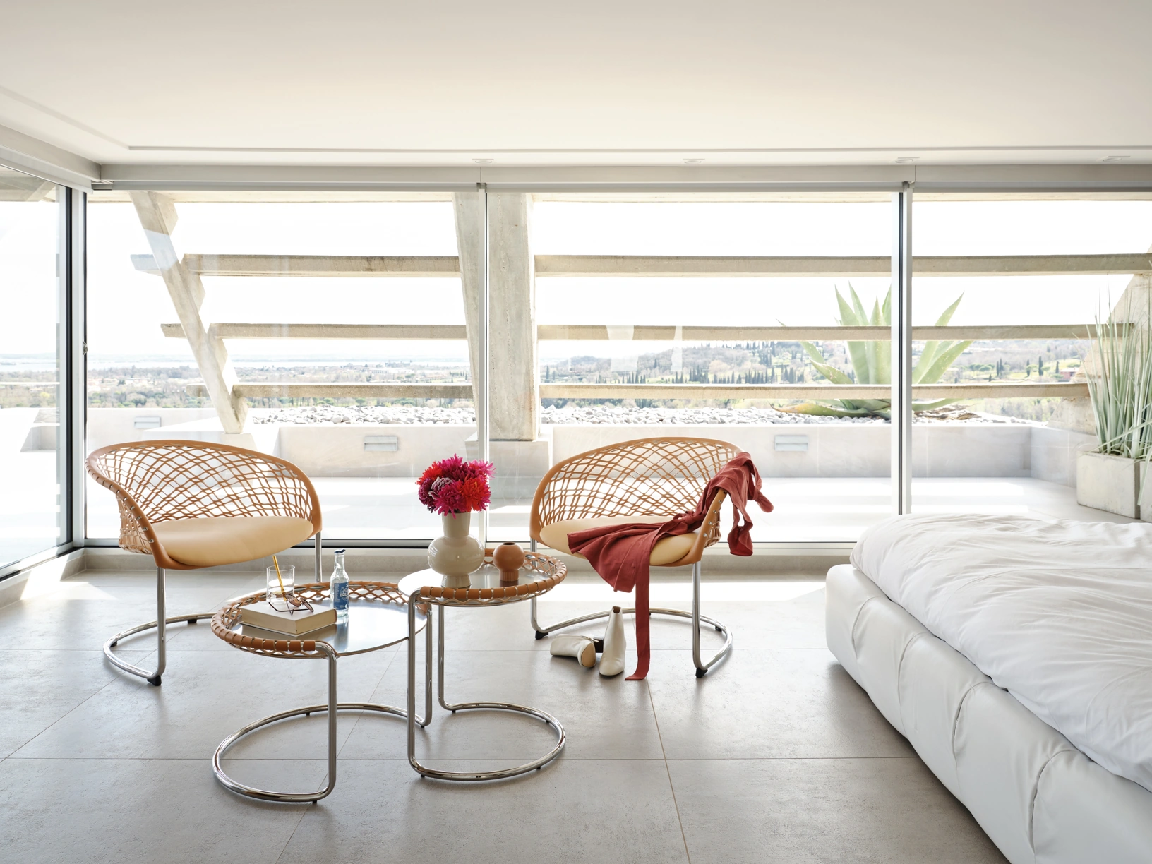 Tavolini P47 in metallo e cuoio intrecciato di MidjTavolini P47 in metallo e cuoio intrecciato di Midj