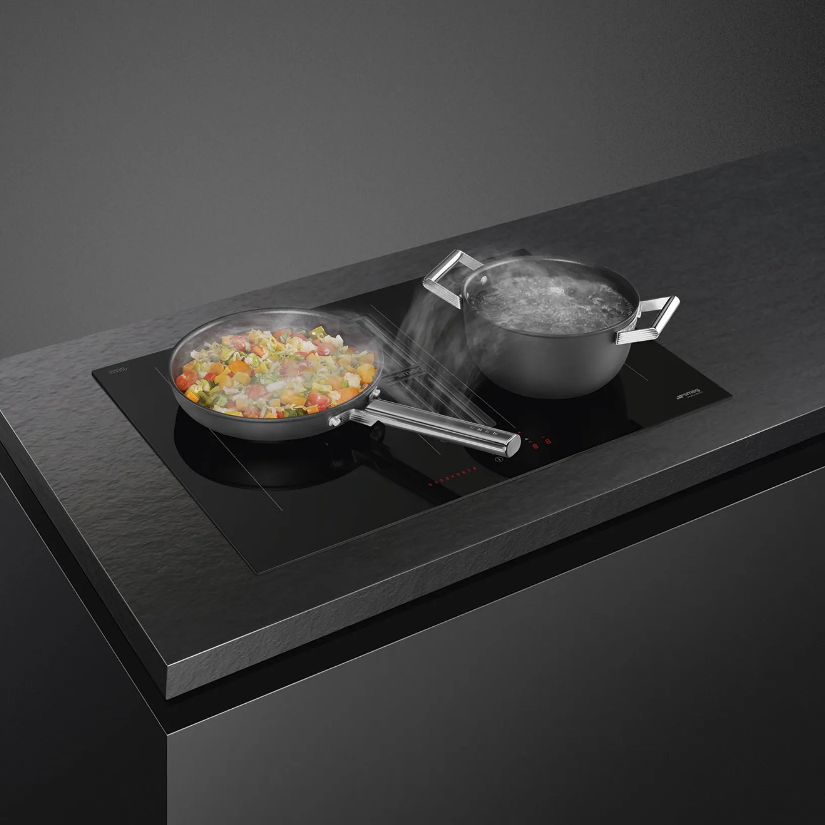 Piano Cottura Induzione con cappa integrata di Smeg