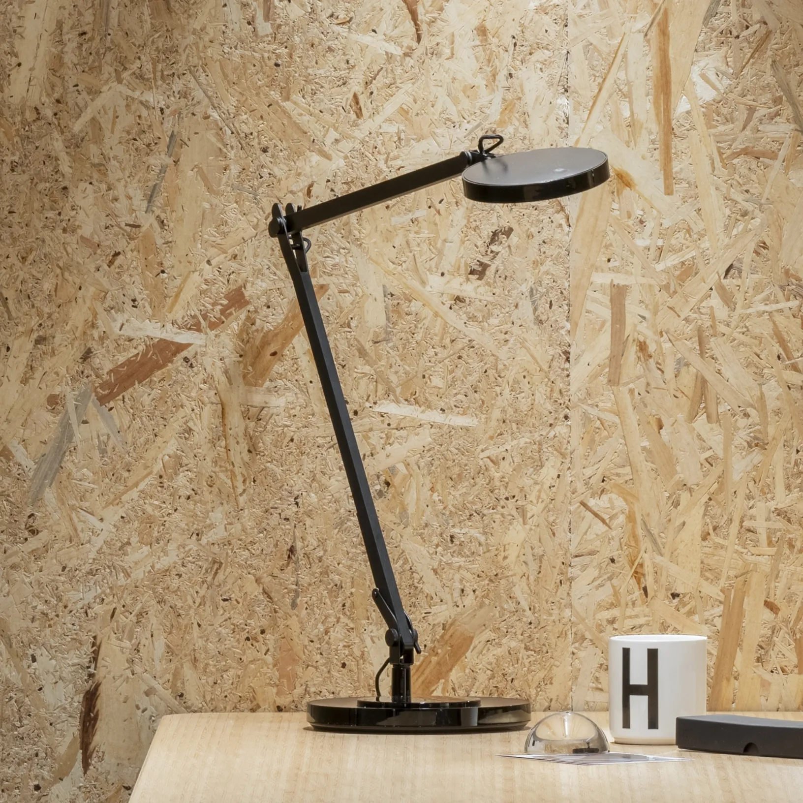 Lampada da tavolo Futura in alluminio e plastica con diffusore orientabile a led e interruttore incorporato di Ideal Lux