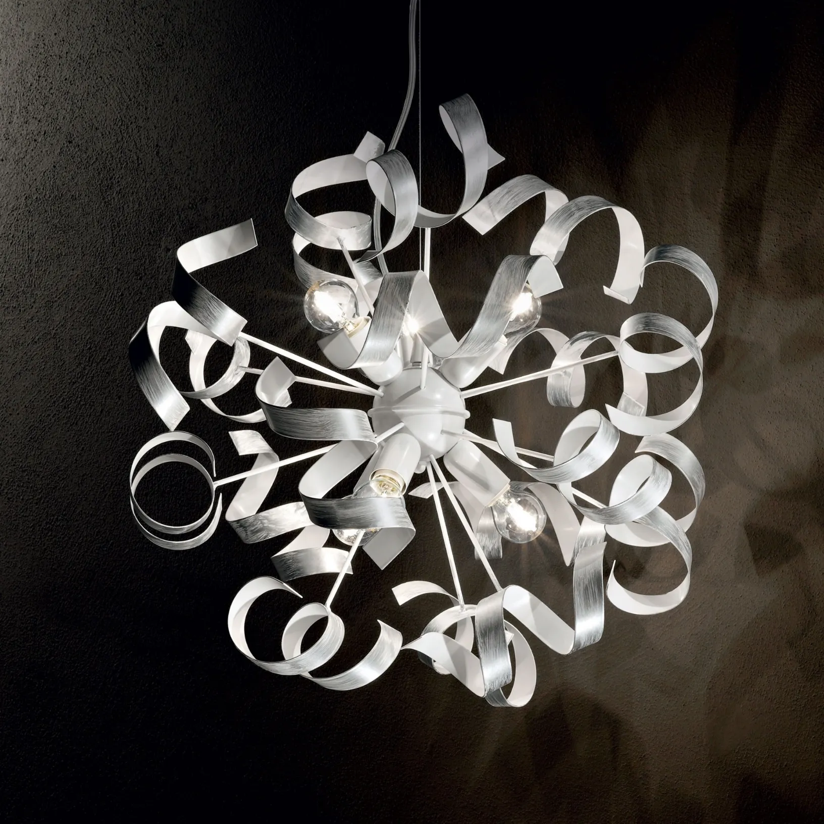 Lampada a sospensione Vortex in metallo verniciato bianco opaco con elementi decorativi in metallo dipinti a mano in argento di Ideal Lux