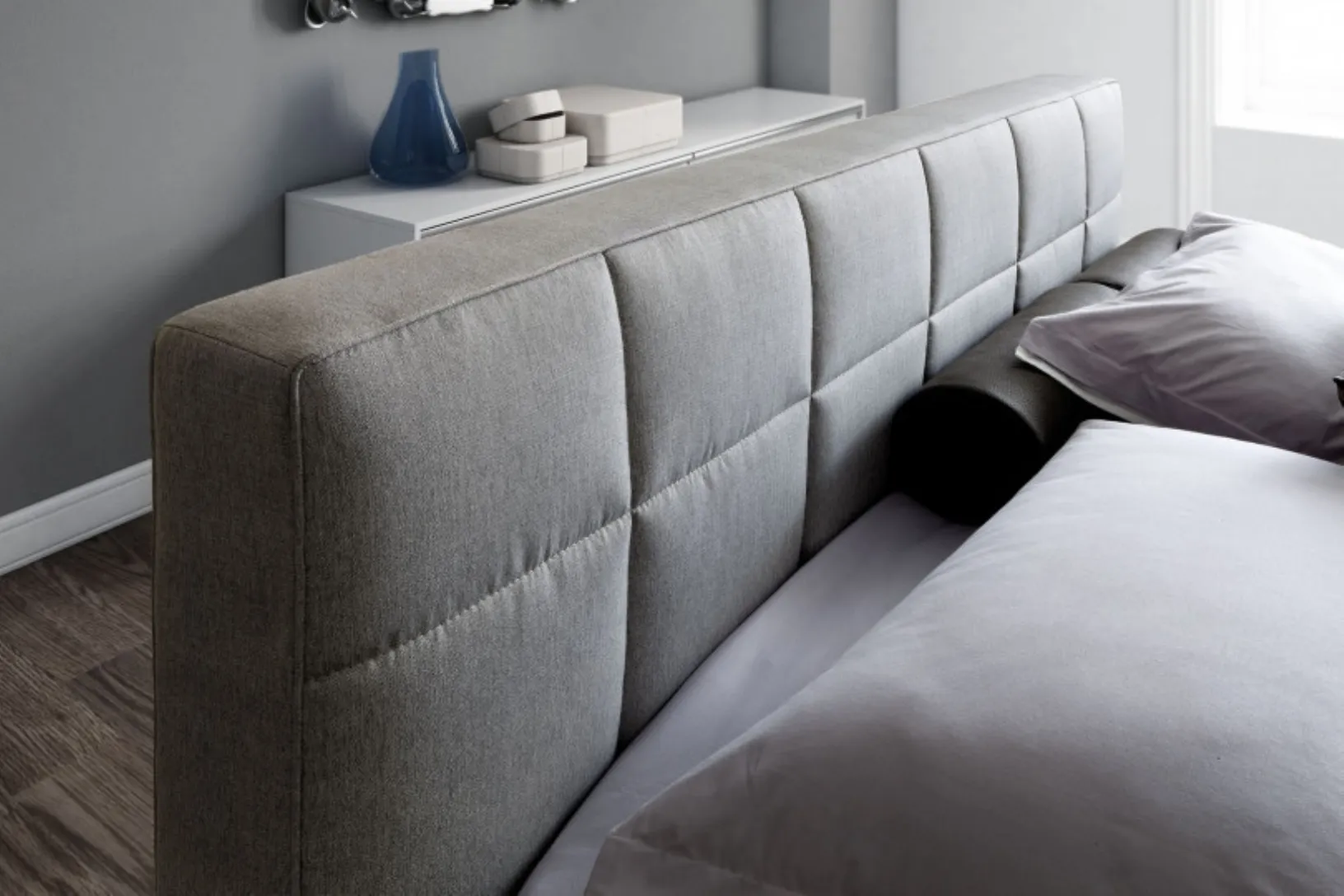 Letto in tessuto con testiera trapuntata Gaucho di Le Comfort