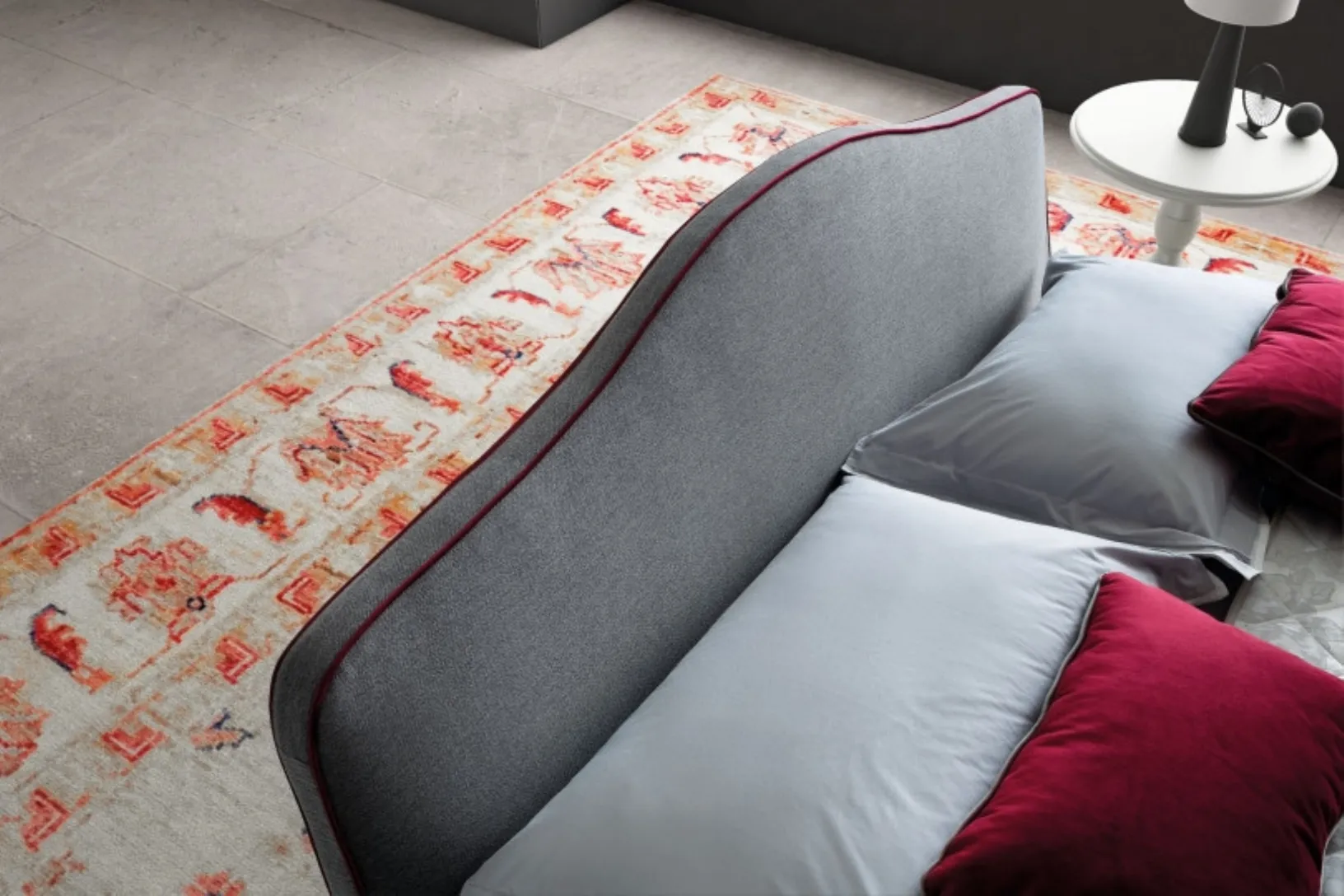 Letto in tessuto imbottito con testiera sagomata Rosa di Le Comfort