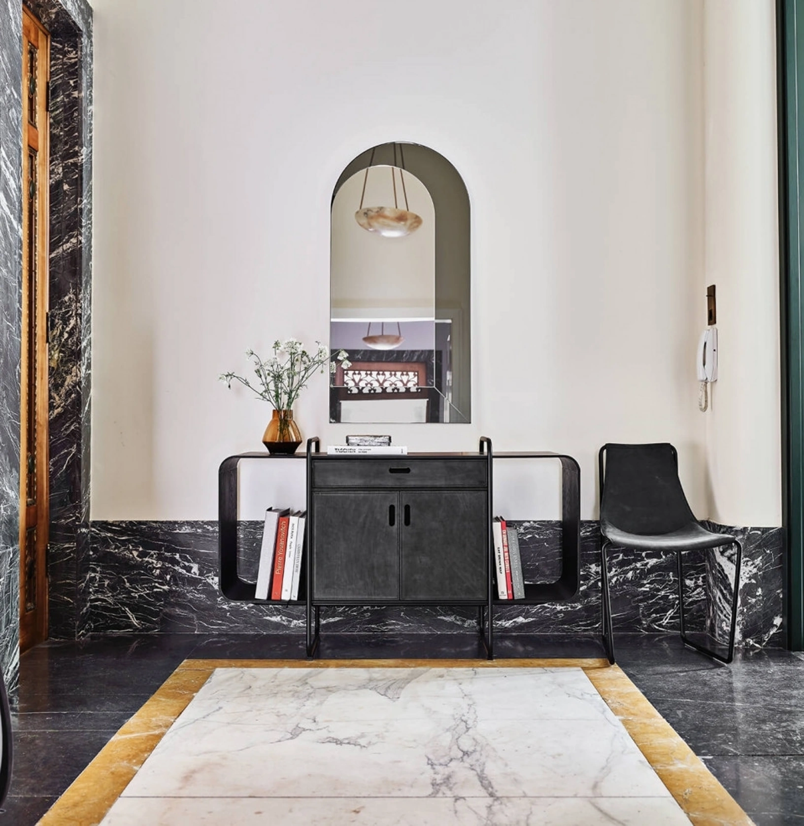 Madia Apelle con struttura in metallo e ante rivestite in pelle di Midj