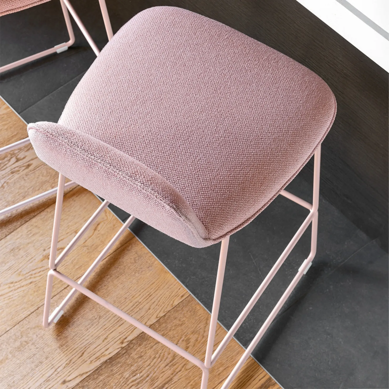 Sgabello in tessuto imbottito Riley Soft di Connubia