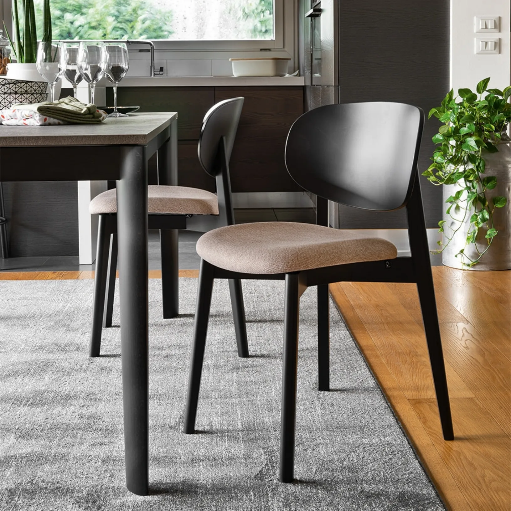 Sedia in legno dal design classico con seduta imbottita Eide di Connubia