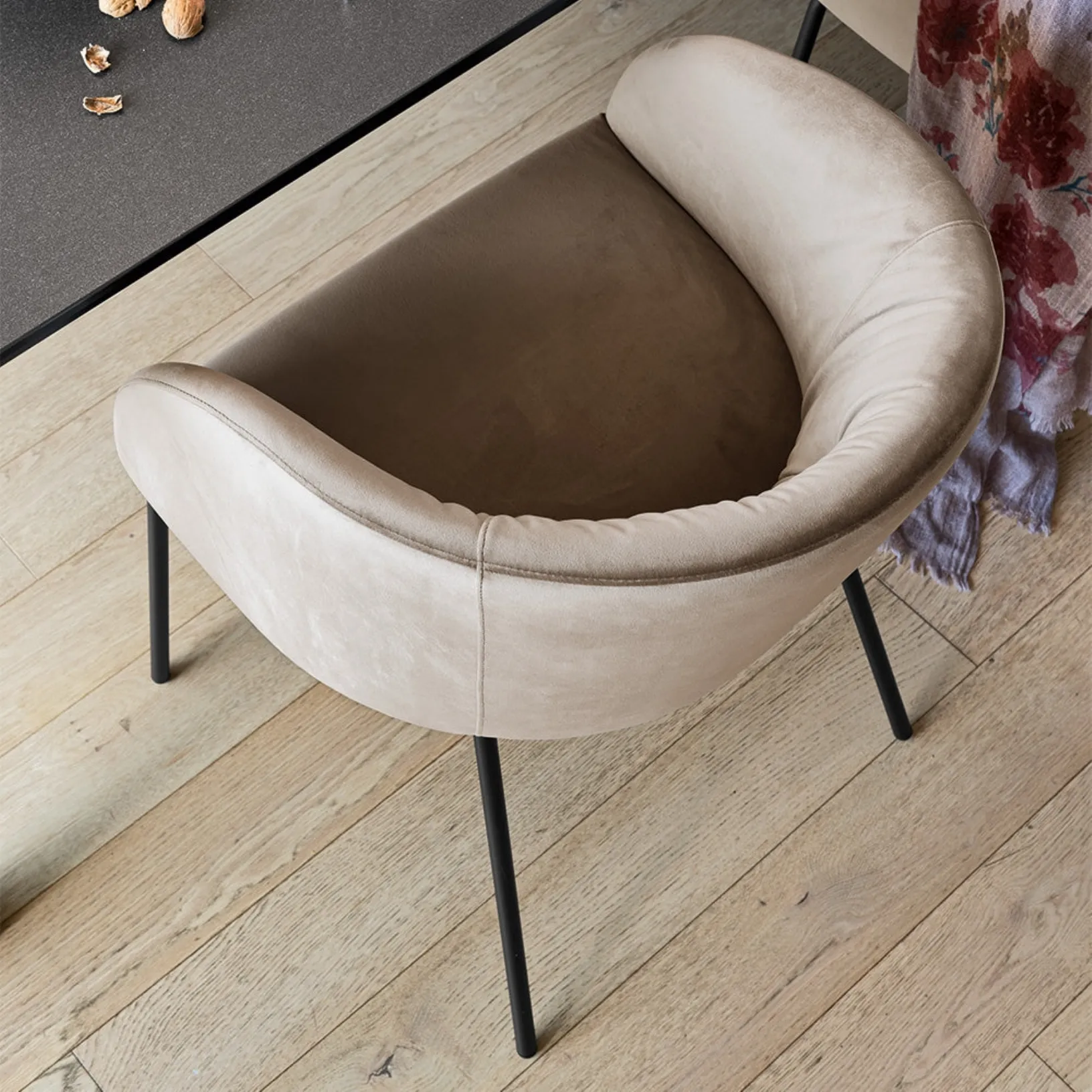 Sedia in tessuto imbottito e gambe in metallo Rosie Soft di Connubia