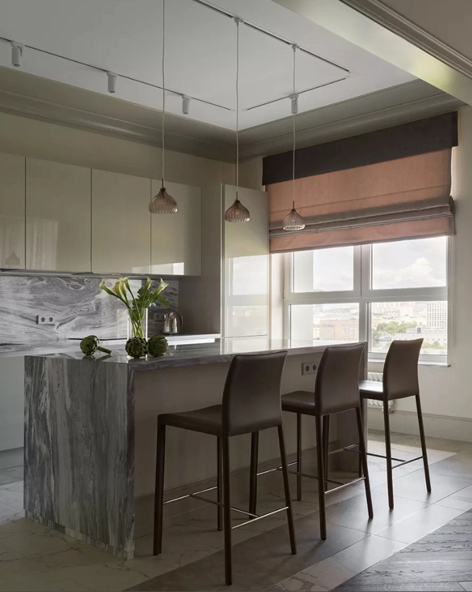 Sgabello in cuoio Nuvola di Midj