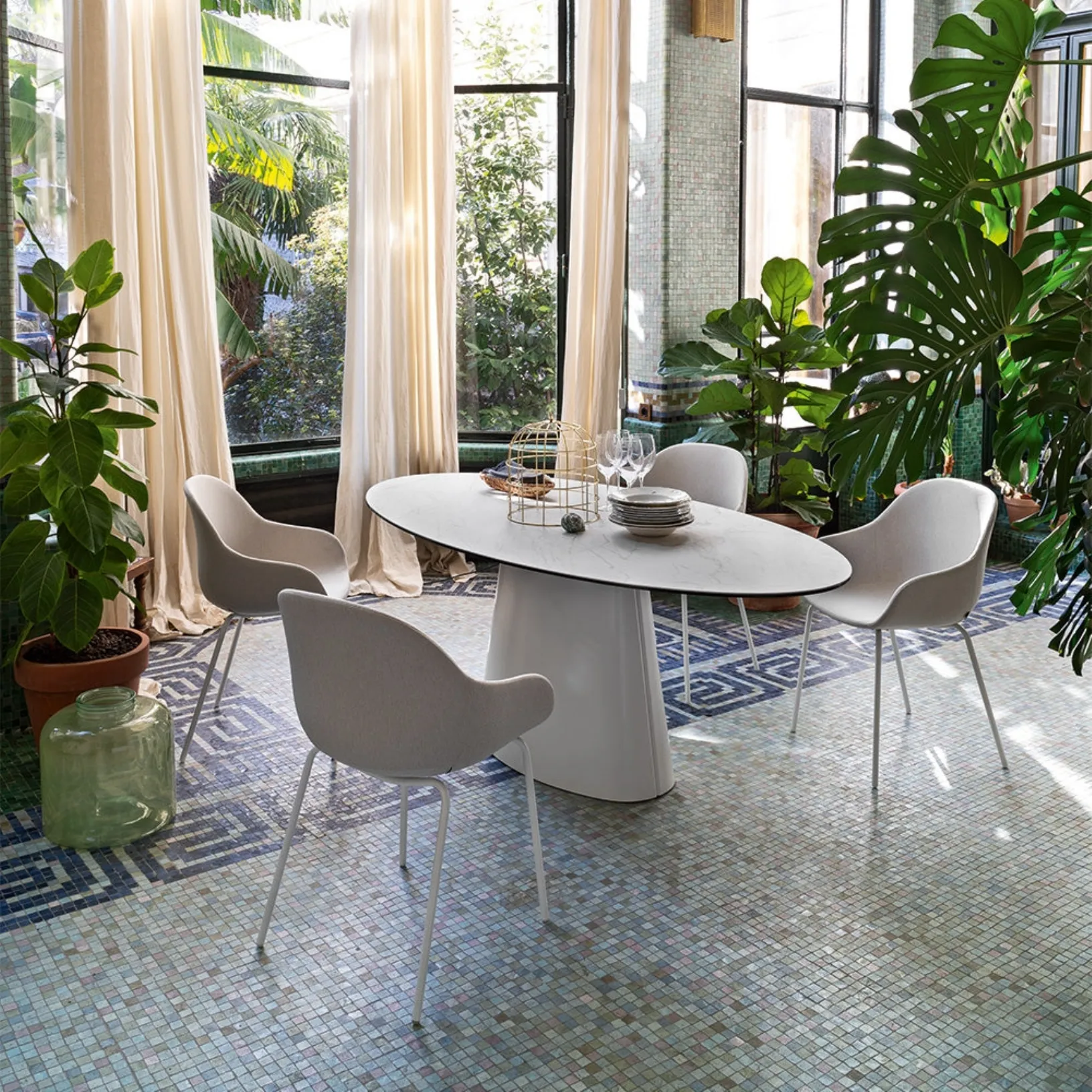 Tavolo fisso con piano ovale in ceramica e base monolitica in lamiera curvata Ellisse di Connubia