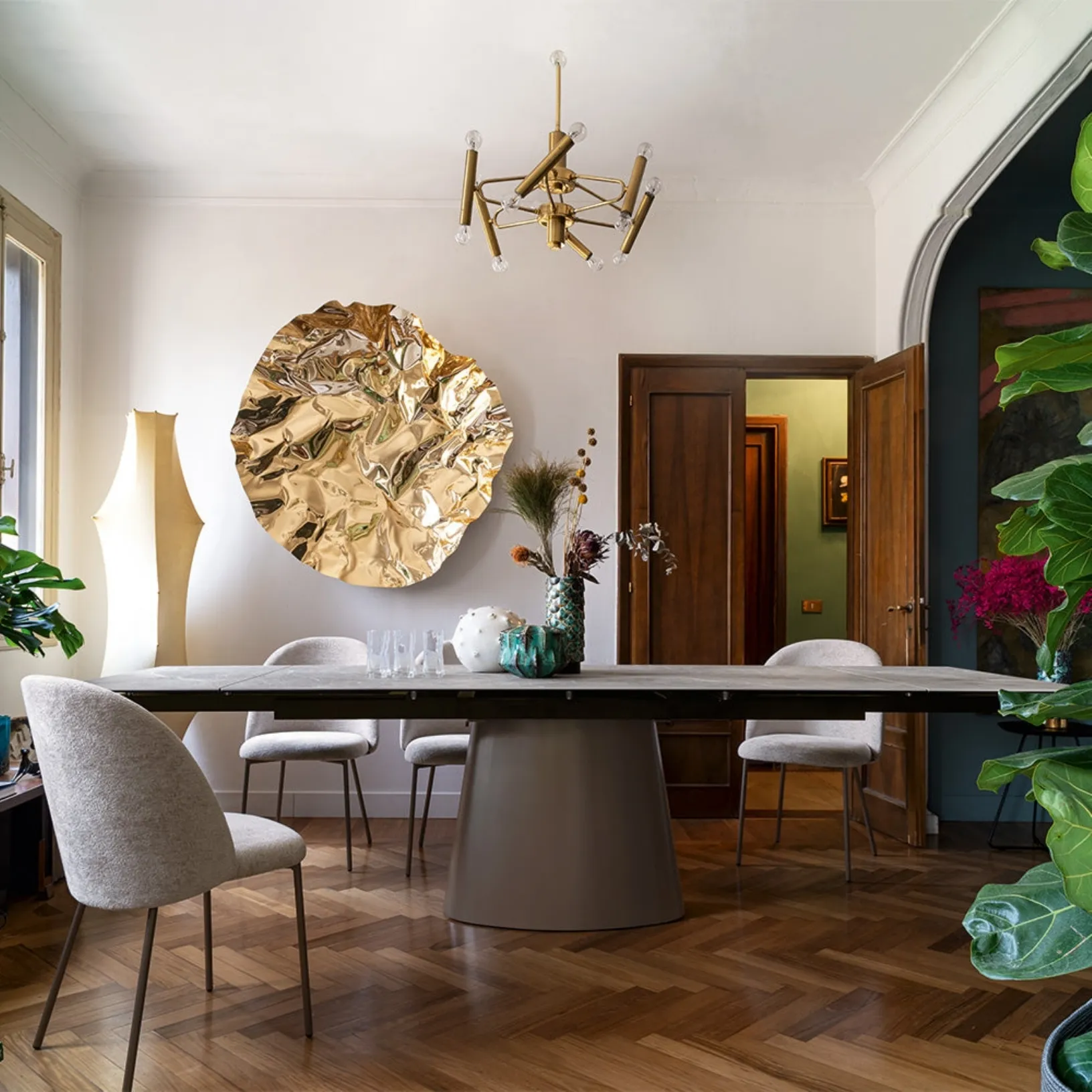 Tavolo Ellisse con top in ceramica e base monolitica in lamiera di Connubia