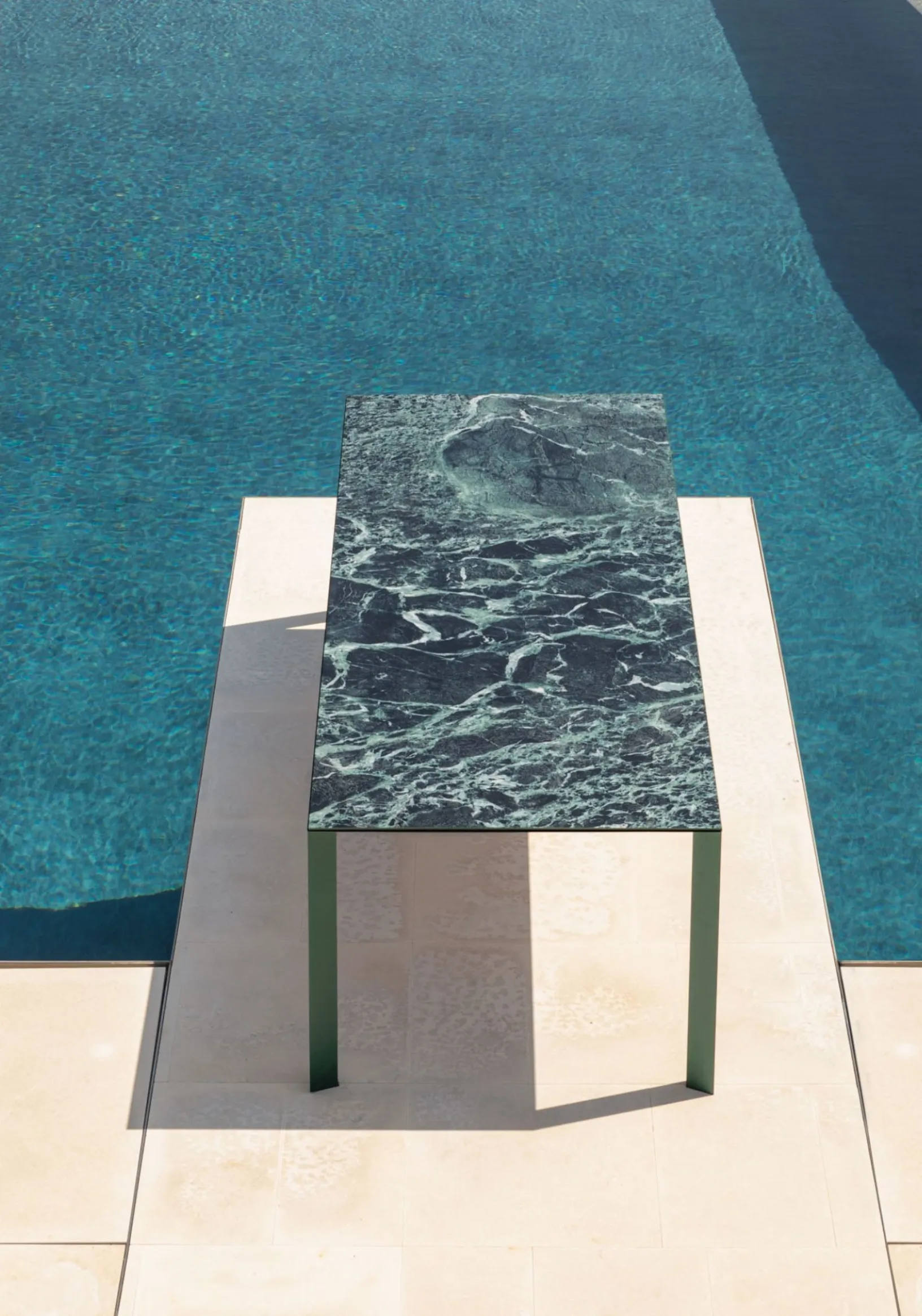 Tavolo Akashi in ceramica di Midj