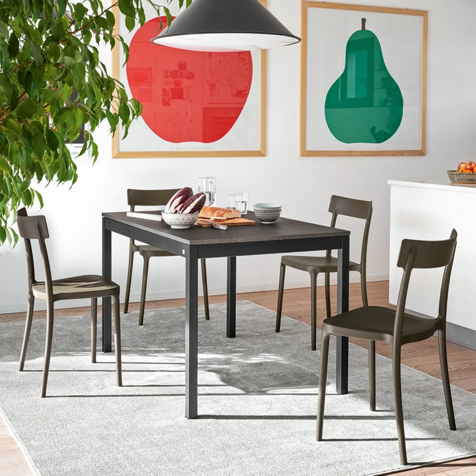 Tavolo allungabile con piano in nobilitato beton grigio e gambe in metallo grigio opaco Snap di Connubia